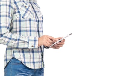 Beyaz arkaplanda izole edilmiş cep telefonu kullanan eller 