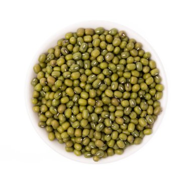 Beyaz arkaplanda izole edilmiş yeşil fasulye tabağı