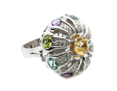 Beyaz zemin üzerinde sarı topaz taşı olan klasik bir yüzük.