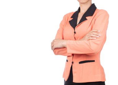 Turuncu gömlekli güzel bir kadın beyaz arka planda kollarını kavuşturmuş.