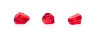 Beyaz zemin üzerinde izole edilmiş nar tohumu