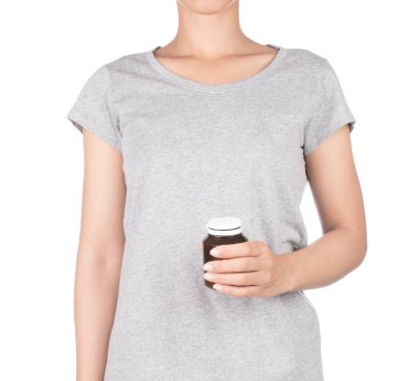 Beyaz arka planda izole edilmiş şişe hapları tutan kadın.