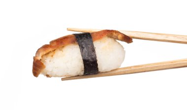 Beyaz arka planda izole edilmiş çubuklu suşi.