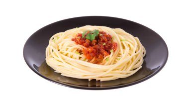 Beyaz arkaplanda izole edilmiş spagetti.