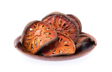 Beyaz arkaplanda izole edilmiş ayva dilimleri çanağı