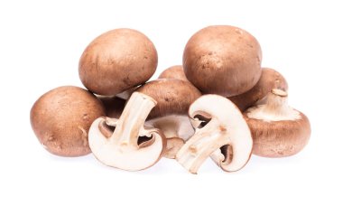 Şampiyon mantarının kesimi beyaz arkaplanda izole edildi