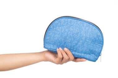 Beyaz arkaplanda el ele tutuşan kozmetik çanta