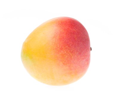 Beyaz arkaplanda yalıtılmış mango meyvesi.