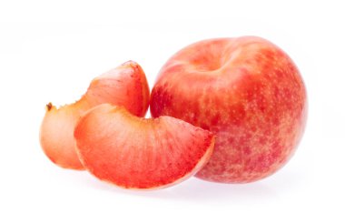 Beyaz arkaplanda kırmızı eriği dilimle