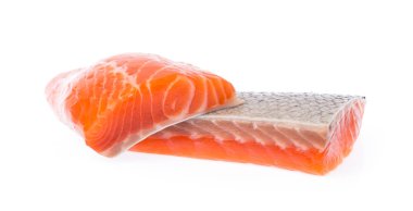 Beyaz arka plan üzerinde izole somon steak kırmızı balık