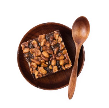 Beyaz arkaplanda izole edilmiş browni bademi