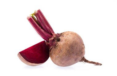 Beyaz arka plan üzerinde izole kırmızı pancar dilim