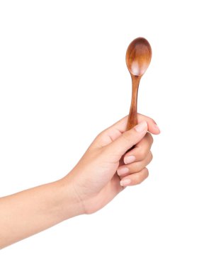 Beyaz arka planda tahtadan kaşık tutan el..