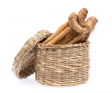 Portobello mantarları hasır sepetin üzerinde, beyaz arka planda izole edilmiş.