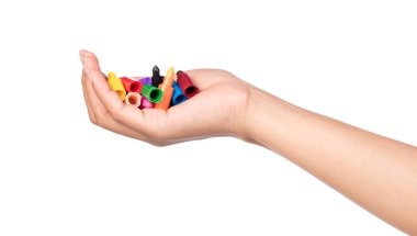 Beyaz arka planda izole edilmiş renkli boya kalemleri.