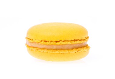 Beyaz arka plan üzerinde izole sarı macaron