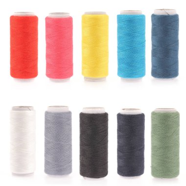 Beyaz arkaplanda izole edilmiş ipliklerin koleksiyon makaraları