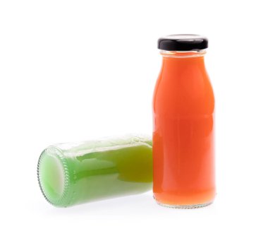 Beyaz arka planda izole edilmiş taze meyve suyu şişesi.
