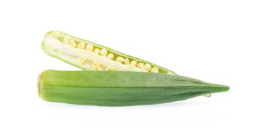 Beyaz arka planda izole edilmiş taze bamya dilimleri.