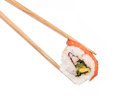 Beyaz arka planda taze suşi somonu var.