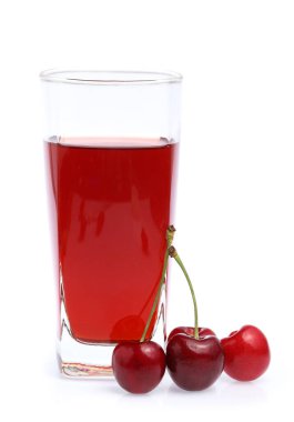 Beyaz arka planda izole edilmiş kiraz suyu.