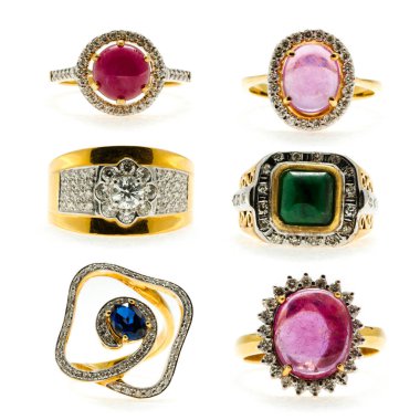 Beyaz arka planda izole edilmiş altın alyanslar.