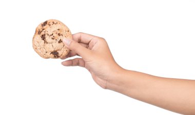 El ele tutuşan kurabiyeler beyaz arka planda izole edilmiş çikolatalı bisküviler