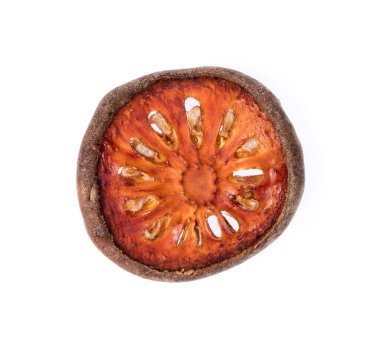 Kurumuş balya meyvesi, beyaz arka planda izole edilmiş ayva dilimleri.