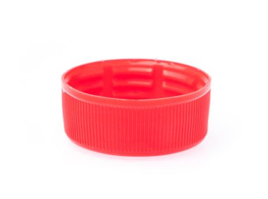 Plastik şişe kapakları beyaz arka planda izole edilmiş