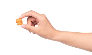 El ele tutuşan abur cuburlar beyaz arka planda izole edilmiş mısır gevreği.