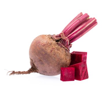 Pancar kökünün kesimi beyaz arkaplanda izole edildi