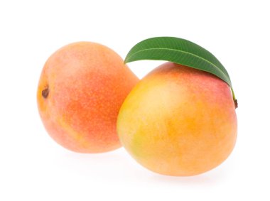 Olgun mango beyaz arkaplanda izole