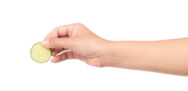 Salatalık beyaz zemin üzerine izole tutmak el