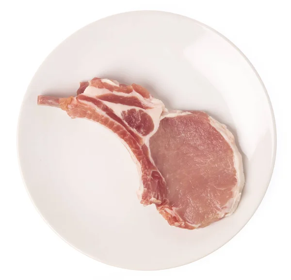 Rohe Schweinekoteletts Auf Teller Isoliert Auf Weißem Hintergrund — Stockfoto