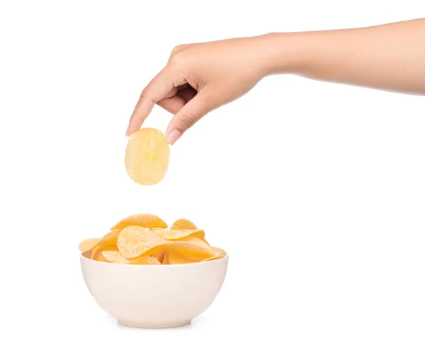Hand Hält Kartoffelchips Auf Schüssel Isoliert Auf Weißem Hintergrund — Stockfoto