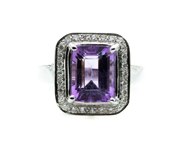 白色背景紫水晶环的美丽 — 图库照片