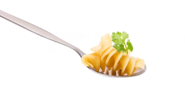 勺子上的意大利面 白色背景隔离 — 图库照片