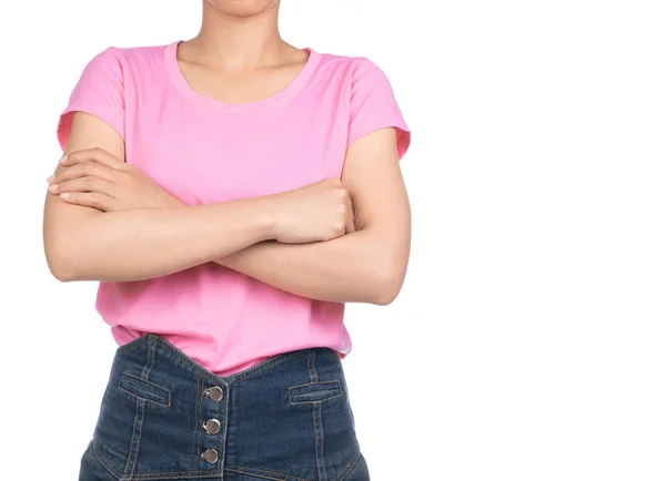 穿着空白粉色T恤的女人 牛仔裤交叉双臂 与白色背景隔离 — 图库照片