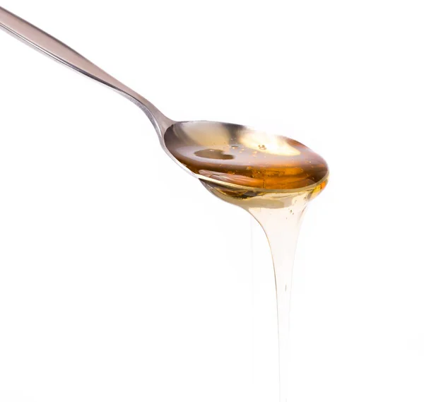 Μέλι Που Στάζει Από Ένα Κουτάλι Απομονωμένο Λευκό Φόντο — Φωτογραφία Αρχείου