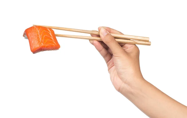 用从白色背景分离出来的筷子抓起生鲑鱼片 — 图库照片