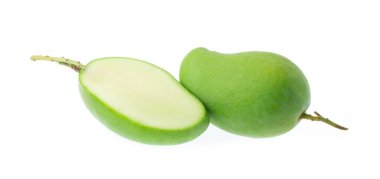 Beyaz arka planda izole edilmiş taze yeşil mango meyvesi dilimi