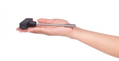 El ele tutuşan tornavida beyaz arkaplanda biraz izole edilmemiş.