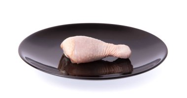 Beyaz zemin üzerinde çiğ tavuk eti izole edilmiş