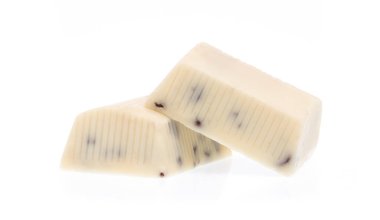 Beyaz arkaplanda izole edilmiş beyaz çikolata çubukları