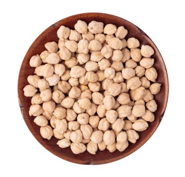 Beyaz arka planda izole edilmiş kuru fasulye kepçeli ahşap tabak.