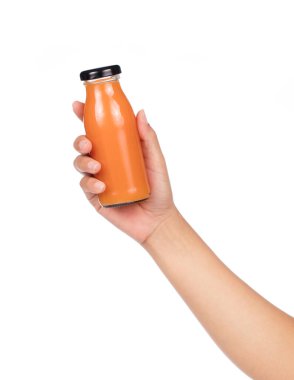 Beyaz arka planda taze portakal suyu şişesi tutan el..
