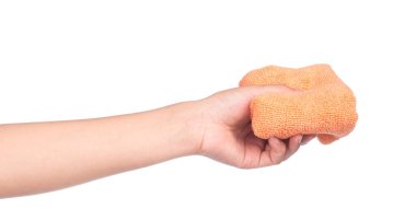 El ele tutuşan turuncu ve yeşil havlular beyaz arka planda izole edilmiş..