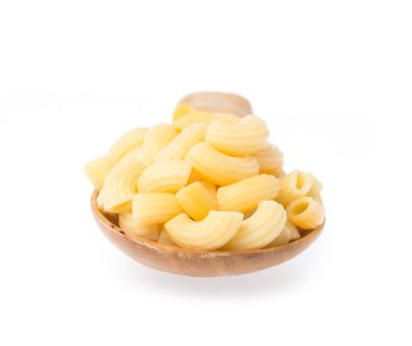 Beyaz arka planda izole edilmiş kepçe içinde makarna.