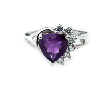 Beyaz arkaplanda ametist halkasının güzelliği