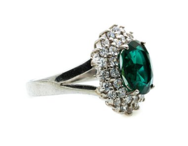 Beyaz arkaplanda yeşil zümrüt yüzük